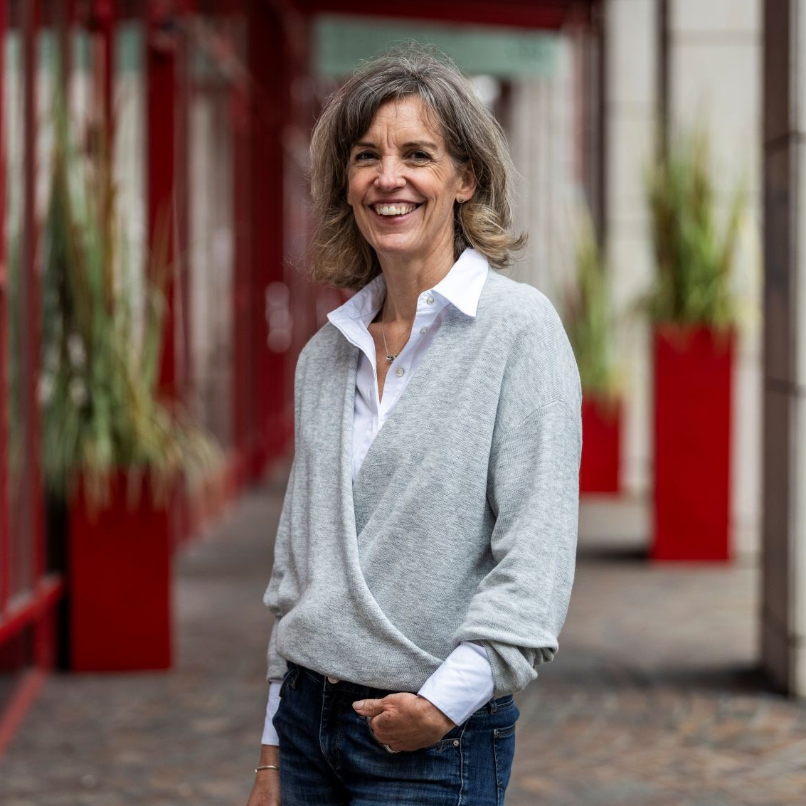 Anne Dorine Menet Mein Ziel ist es, dass sich die Jugendlichen in ihren Stärken sehen und zeigen können. Ich möchte die jungen Menschen beim Aufbau ihrer sozial-kommunikativen Kompetenzen unterstützen, dass sie mit dem Gegenüber stets in Verbindung bleiben können.