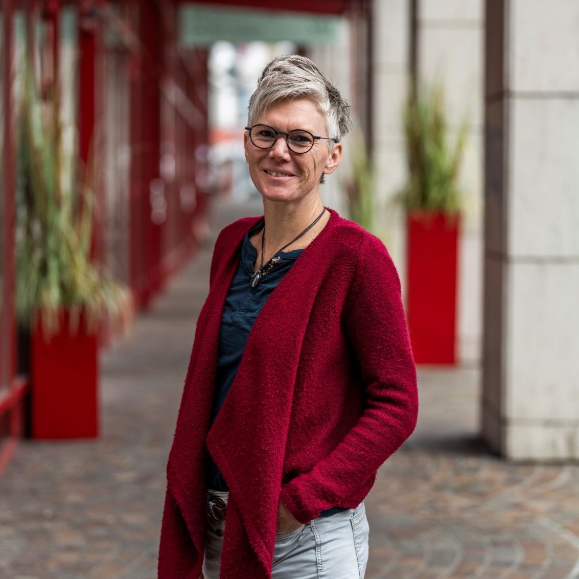 Susanne Wegmann Mein Ziel ist es, die jungen Menschen in ihrem System ganzheitlich zu erkennen und gemeinsam mit allen Beteiligten, den vorhandenen Ressourcen und Möglichkeiten, einen optimalen Weg zu gestalten. Hierzu biete ich eine konsequente Haltung, wertschätzende, klare Kommunikation und eine verlässliche Beziehung.