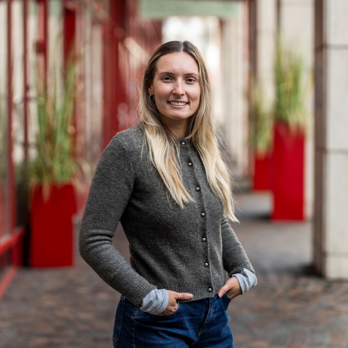 Soraya Zwyer Mein Ziel ist es, Jugendliche und junge Erwachsene auf ihrem Weg zu unterstützen, indem ich ihre Expertise in der eigenen Lebenswelt respektiere und fördere, um gemeinsam Perspektiven für eine erfüllte Zukunft zu entwickeln.